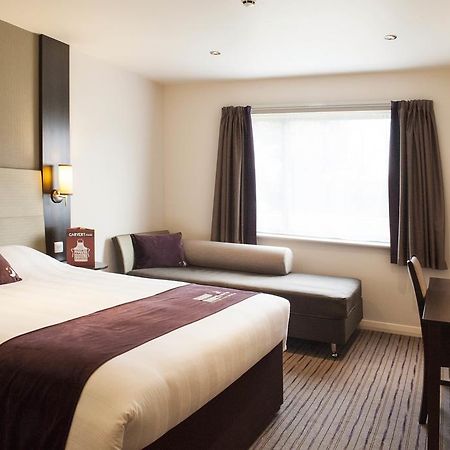 Premier Inn London Romford Central Exterior photo