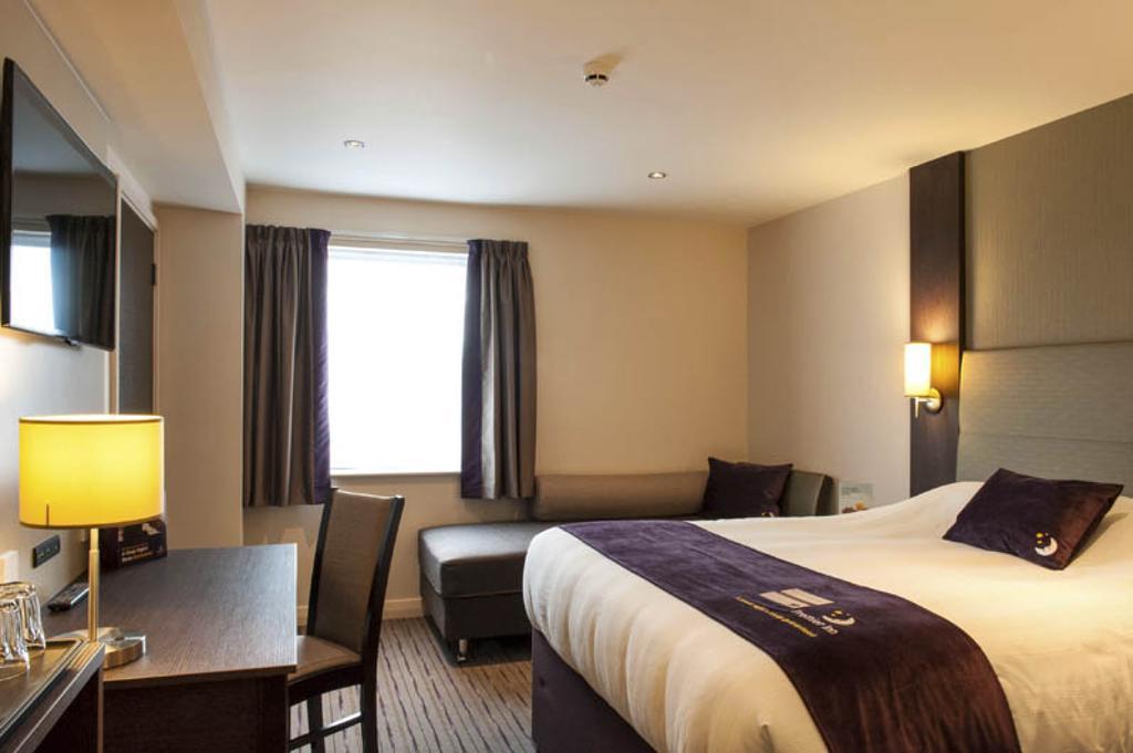 Premier Inn London Romford Central Room photo