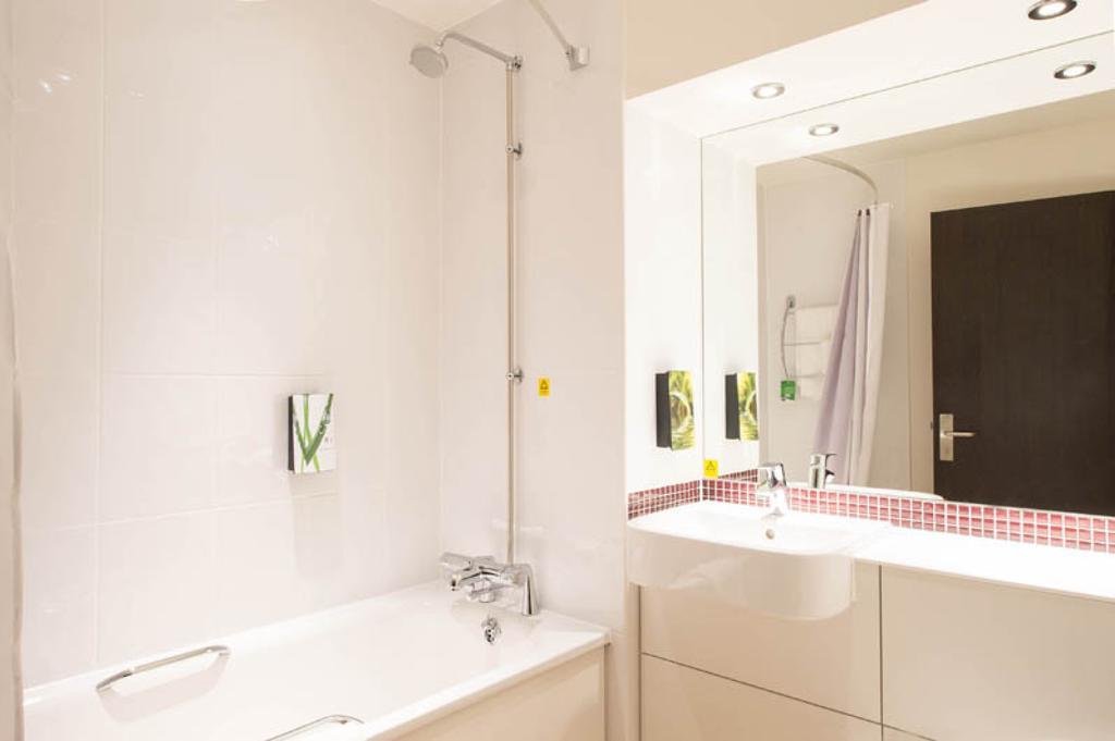 Premier Inn London Romford Central Room photo
