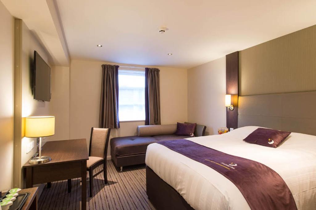 Premier Inn London Romford Central Room photo