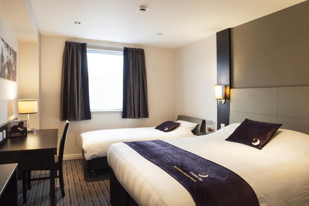 Premier Inn London Romford Central Room photo
