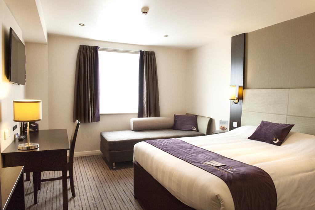 Premier Inn London Romford Central Room photo