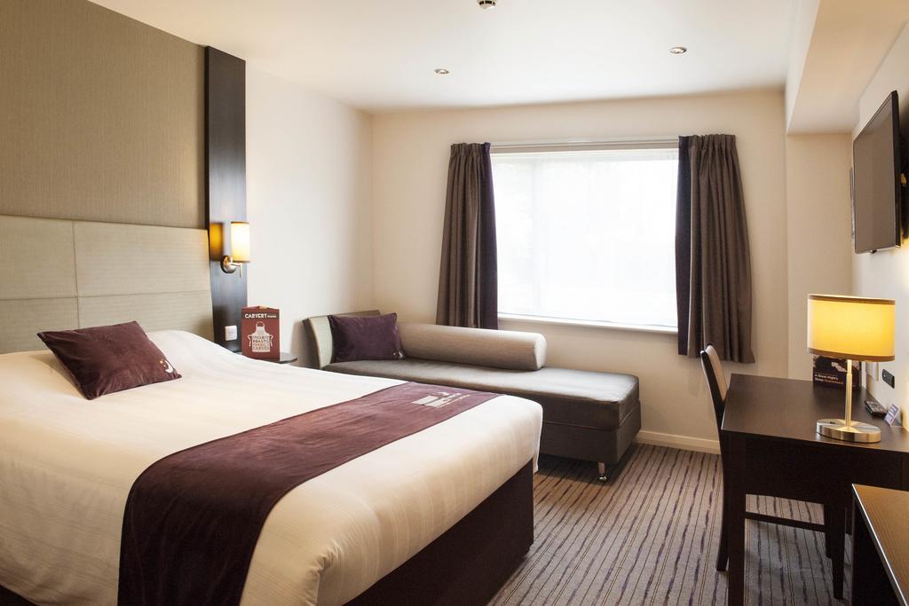 Premier Inn London Romford Central Exterior photo