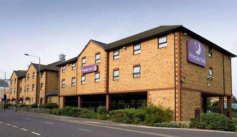 Premier Inn London Romford Central Exterior photo